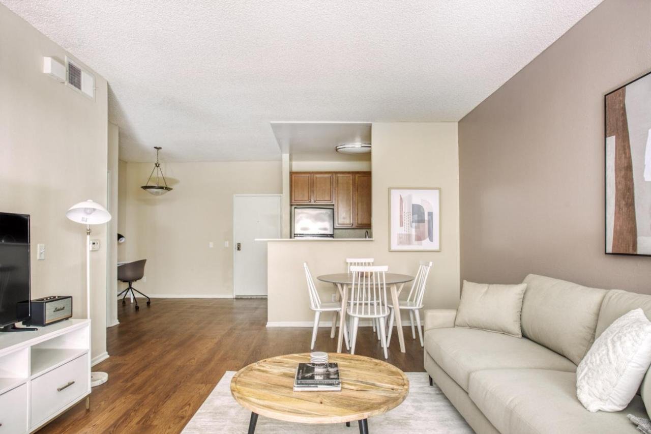 1br W Gym Pool Wd Nr Olive Ave Lax-885 *