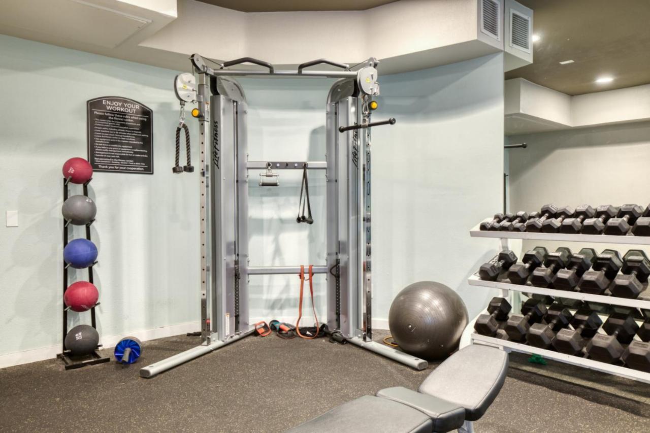 1br W Gym Pool Wd Nr Olive Ave Lax-885